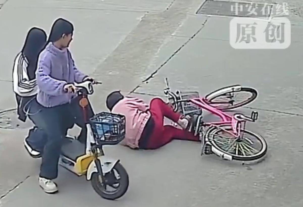 皇冠信用盘代理_2名初中女生扶摔倒女子遭索赔22万皇冠信用盘代理，女子称受惊吓摔倒，交警认定两名初中生次责