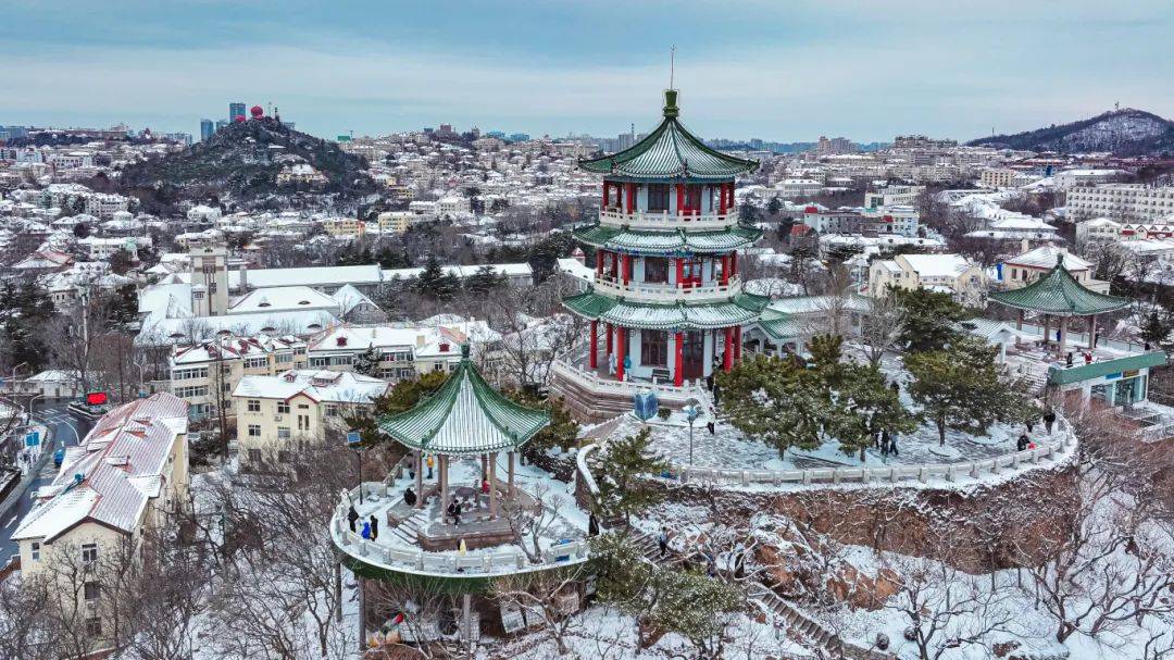 巴黎奥运会开幕式_青岛鱼山路巴黎奥运会开幕式，一位大名人为了吃一顿烤羊肉…也是拼了！从北京买的工具，从潍县买的大葱！网友：不光会写，还这么会吃啊